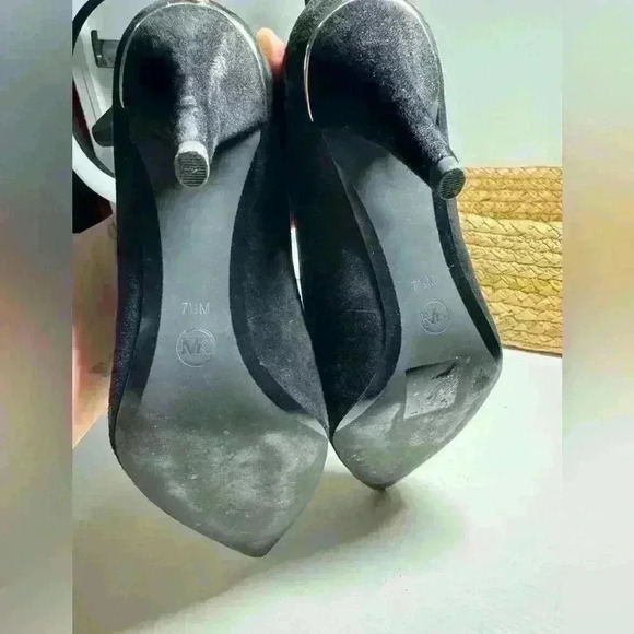 MICHAEL MICHAEL KORS
Lizzy Mid Pump, Black Suede - Picture 7 of 12